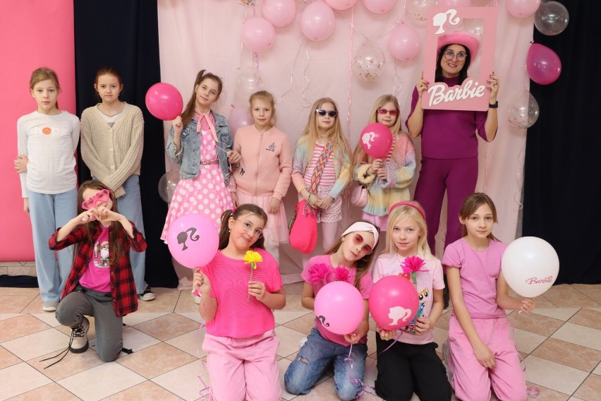 Dzień Barbie i Kena w Szkole Podstawowej w Ostrorogu. Nauczyciele i uczniowie upodobnili się do kultowych lalek