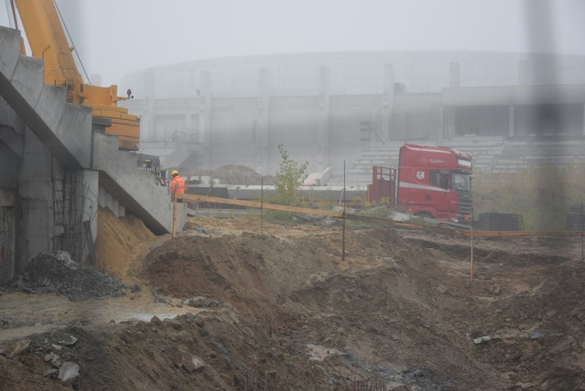 Dużo ciężkiego sprzętu na budowie nowego stadionu dla Radomiaka. Trwają prace przy trybunie północnej (ZDJĘCIA)