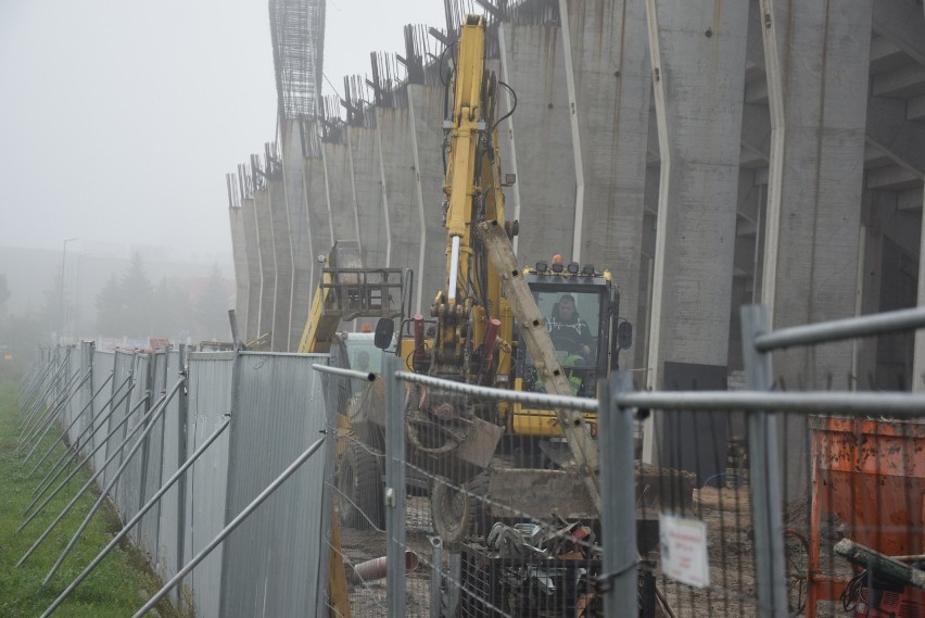 Dużo ciężkiego sprzętu na budowie nowego stadionu dla Radomiaka. Trwają prace przy trybunie północnej (ZDJĘCIA)