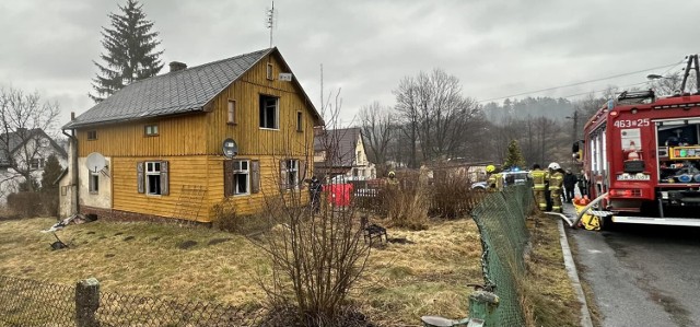 W Pożarze domu w Nowej Rudzie zginęło dwóch mężczyzn. Prokuratura prowadzi śledztwo w tej sprawie