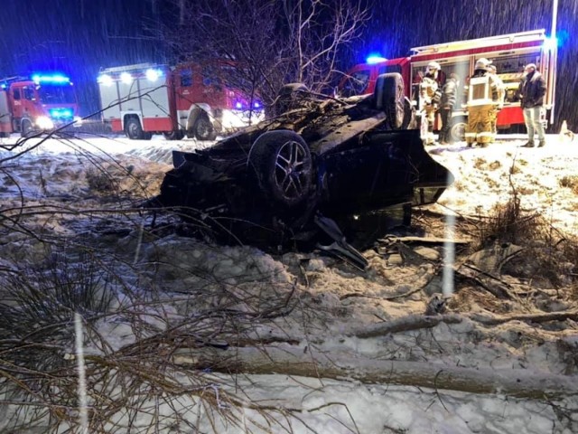 Mercedes po dachowaniu w Zaborowicach.