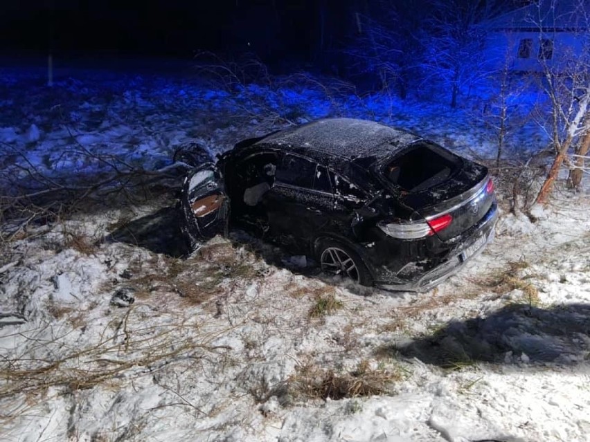 Wypadek w Zaborowicach. Pijany kierowca i nocne dachowanie. To był radny powiatowy z Końskich? [ZDJĘCIA]