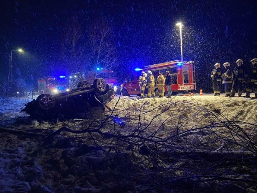 Wypadek w Zaborowicach. Pijany kierowca i nocne dachowanie. To był radny powiatowy z Końskich? [ZDJĘCIA]