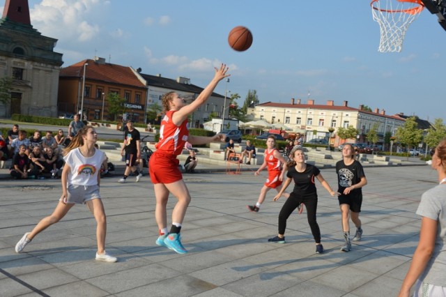 Streetball na pl.Kościuszki w ramach Międzynarodowego Festiwalu Wolontariatu