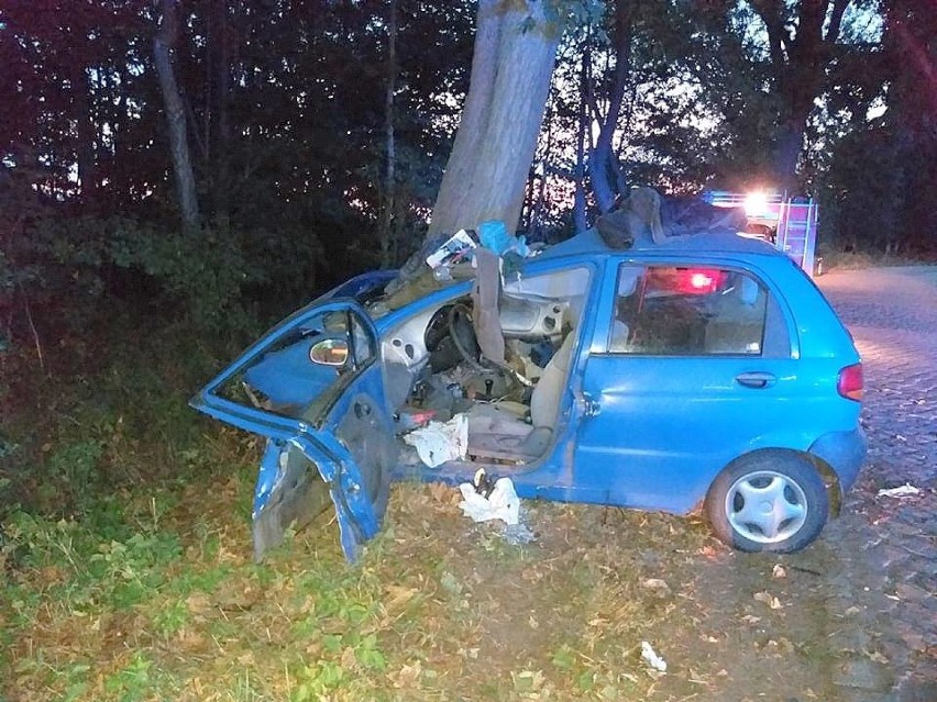 Samochód wypadł z drogi i rozstrzaskał się na drzewie.