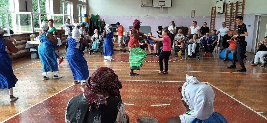 Myślenice. Integracja przy muzyce i tańcach. Zespół z Kenii odwiedził osoby niepełnosprawne 
