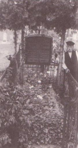 Cmentarz na Zamościu przed 1930. J.Szulc przy grobie