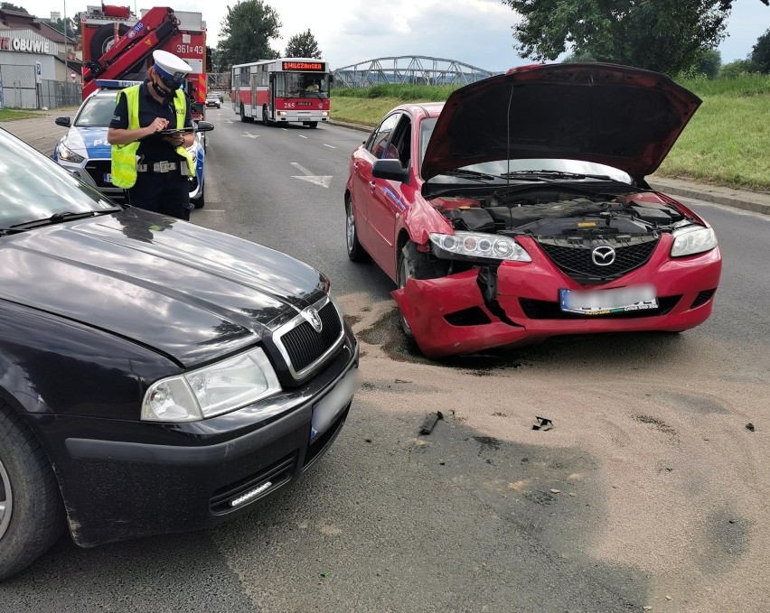 Zderzenie skody z mazdą na Wybrzeżu Wilsona w Przemyślu. Jedna osoba poszkodowana [ZDJĘCIA]