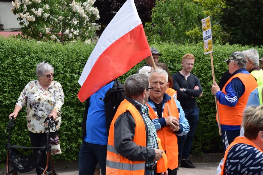 Protest na drodze krajowej 42 w Działoszynie. Mieszkańcy domagają się "ujarzmienia" ruchu samochodowego ZDJĘCIA