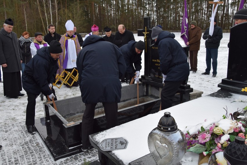 Ostatnia droga ks. kanonika Mariana Wysockiego. Spoczął na cmentarzu w Hołodolinie (zdjęcia)   