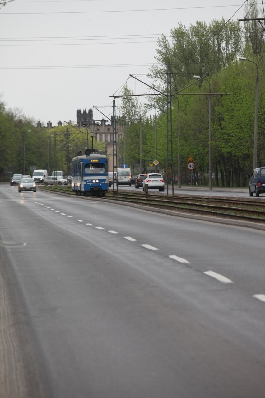 Torowisko tramwajowe na alei Solidarności jest w złym...