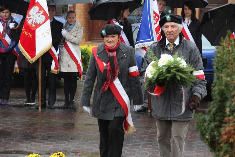 Syców: 3 Maja w deszczu