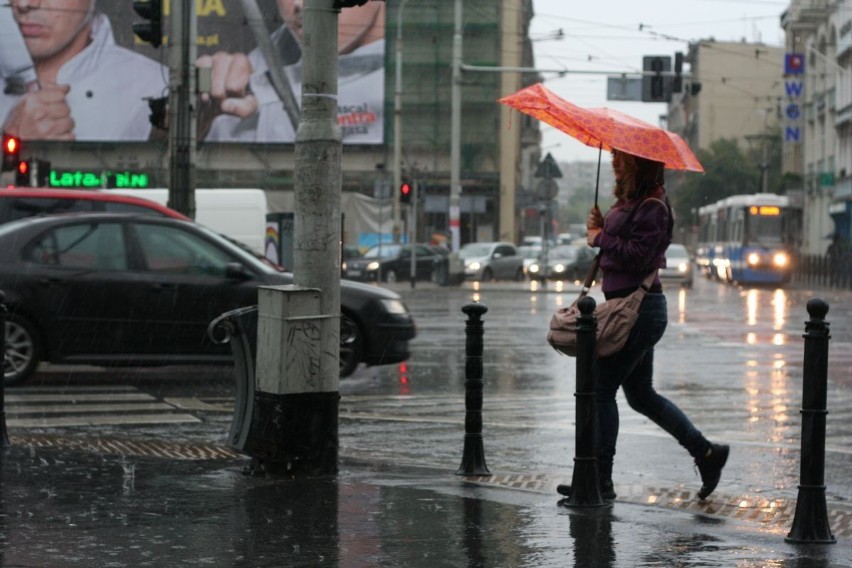 Deszczowy piątek we Wrocławiu (ZDJĘCIA)