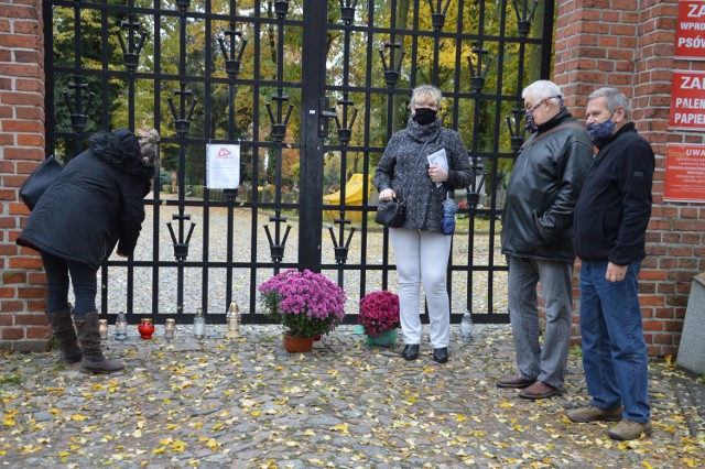 1 listopada 2020 grupa mieszkańców zapaliła znicze i postawiła kwiaty przy bramie cmentarza komunalnego w Żaganiu.