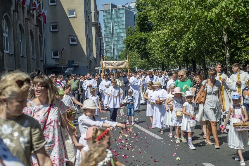 Tysiące poznaniaków wzięło udział w procesjach Bożego Ciała....