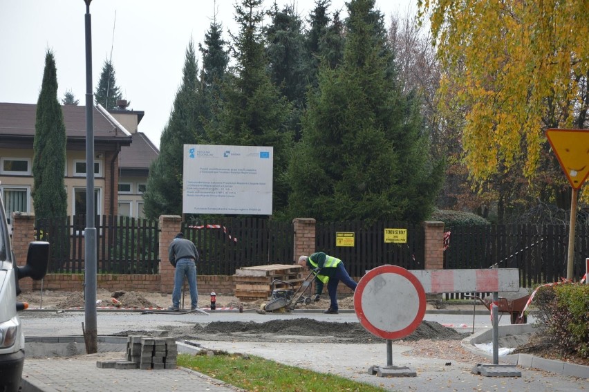 Modernizacja ulicy Młodzieżowej w Łowiczu. Będzie wygodniej dla kierowców i bezpieczniej dla pieszych [ZDJĘCIA]