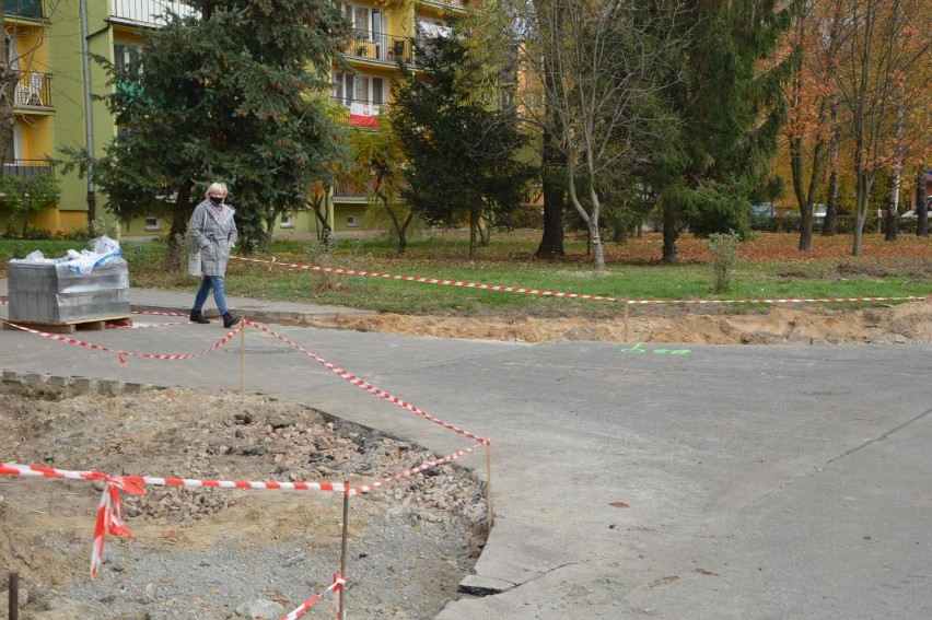 Modernizacja ulicy Młodzieżowej w Łowiczu. Będzie wygodniej dla kierowców i bezpieczniej dla pieszych [ZDJĘCIA]
