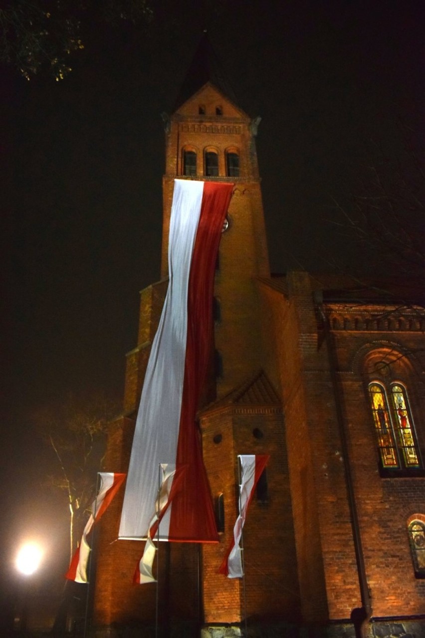 Skarszewy. Wielka biało-czerwona flaga została zamontowana na wieży kościoła