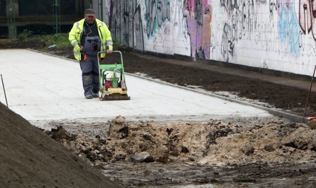 "Siedemnastka" to jedna z ostatnich szkół podstawowych w Grudziądzu, które nie miały choćby przeciętnego boiska sportowego. Bo gruntowego placu, który teraz zastępował uczniom boisko, nazwać nim nie było można. Teraz powstaje tutaj boisko wielofunkcyjne ze skocznią oraz bieżnią lekkoatletyczną i systemem oświetlenia.