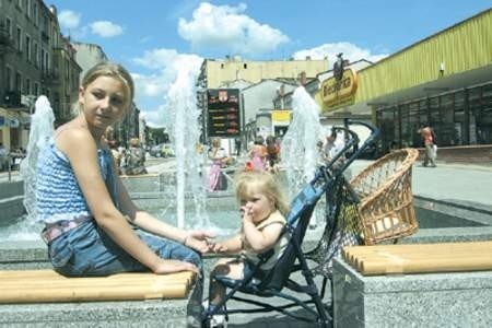 Klaudia i Kinga Jaworskie już odpoczywają przy nowej fontannie. Olgierd Górny