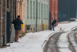 Ślisko na chodnikach w Bydgoszczy. Mieszkańcy suną po nich jak po lodzie. Co grozi właścicielom nieruchomości za ich nieodśnieżanie?