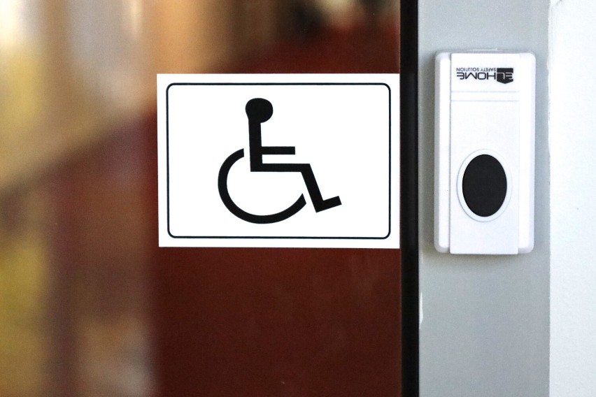 Urząd miasta w Radomsku przyjazny dla osób z niepełnosprawnościami. Coraz więcej udogodnień