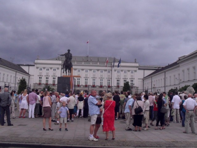 Weekend. Turyści i mieszkańcy stolicy podczas spaceru zatrzymują się przed pałacem prezydenckim. (W ciągu tygodnia widziałam tu zaledwie kilka os&oacute;b)  Fot. Ewa Krzysiak