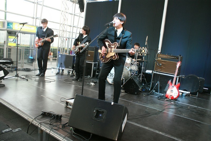 Zabawa z muzyką The Beatles na poznańskich targach.