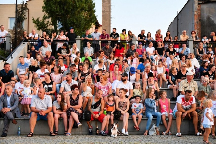 Widowiskowe pokazy Pirania   pirotechniczne i fireshow mogli obejrzeć koninianie na Bulwarze Nadwarciańskim . 