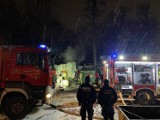 Lębork. Wieczorem strażacy gasili pożar wiaty na posesji obok Powiatowego Urzędu Pracy