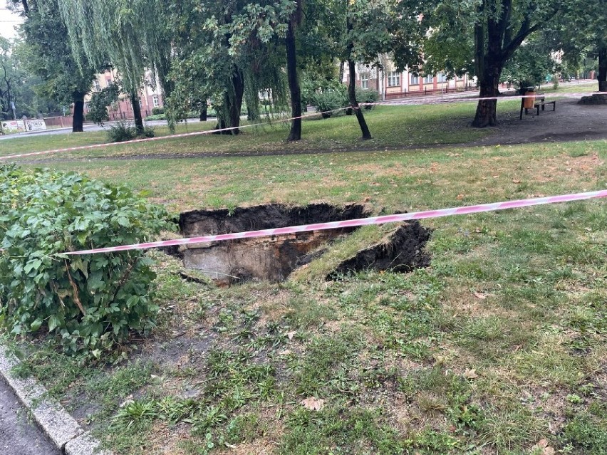 Na skwerze przy ul. Bączkowskiego zapadła się ziemia. Powód - silne opady deszczu