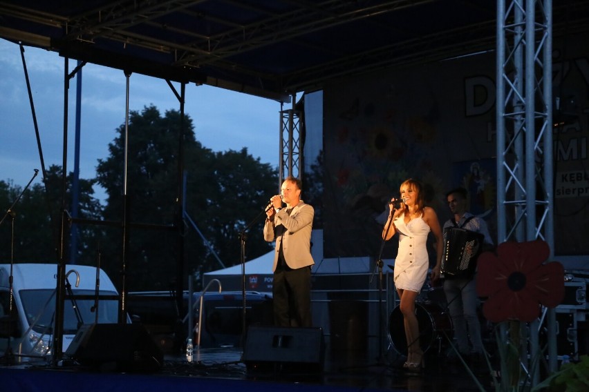 Koncert Damiana Holeckiego na zakończenie Powiatowych Dożynek w Kębłowie.