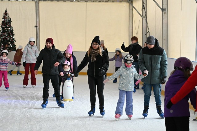 Świetna zabawa na lodowisku w niedzielę. Zobacz więcej na kolejnych slajdach >>>