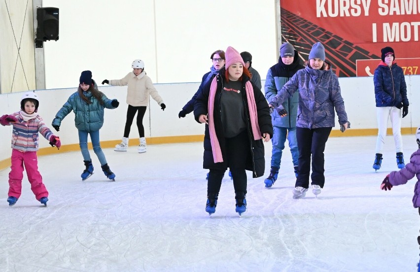 Lodowisko na Telegrafie w Kielcach tętniło życiem! Mnóstwo osób jeździło na łyżwach w niedzielę, 7 stycznia. Zobacz zdjęcia