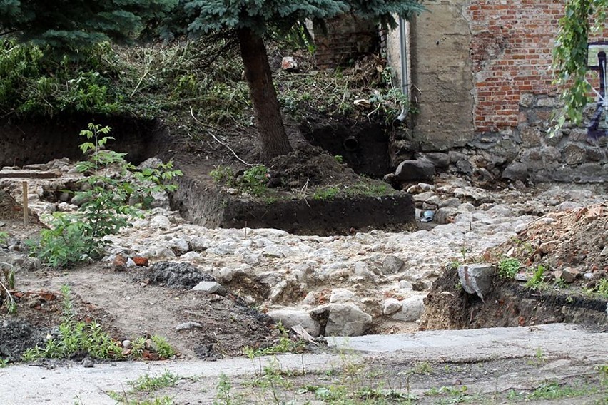 Podczas prac archeologicznych przy ulicy Staszica odkryto średniowieczną basztę [Zdjęcia]