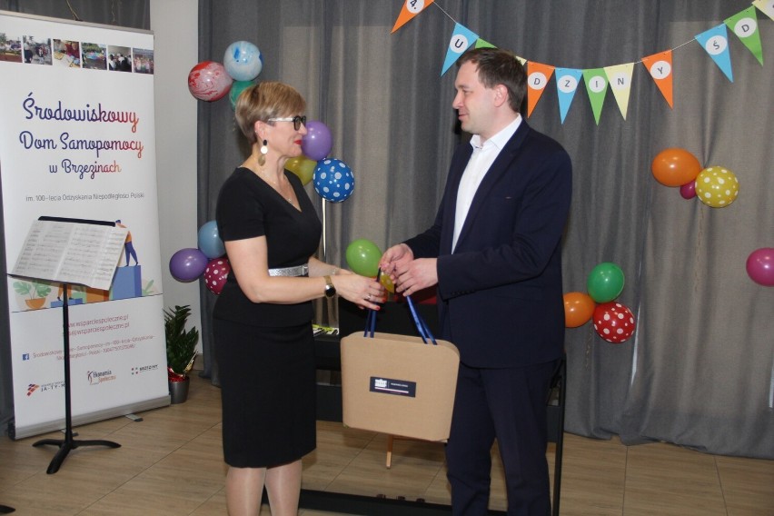 Czwarte urodziny Środowiskowego Domu Samopomocy w Brzezinach. Były gratulacje, występy i tort