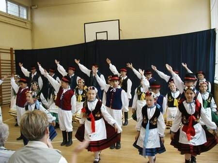 Kaszubsko-góralskie występy w Szkole Podstawowej nr 2 podrywały do tańca także publiczność.