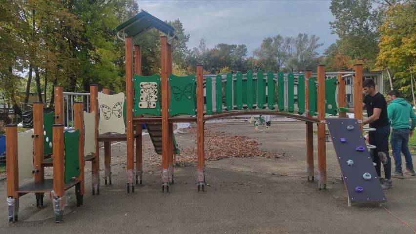 Rewitalizacja parku Bezlackiego w Piotrkowie. Jest plac zabaw, siłownia i nowoczesna toaleta ZDJĘCIA