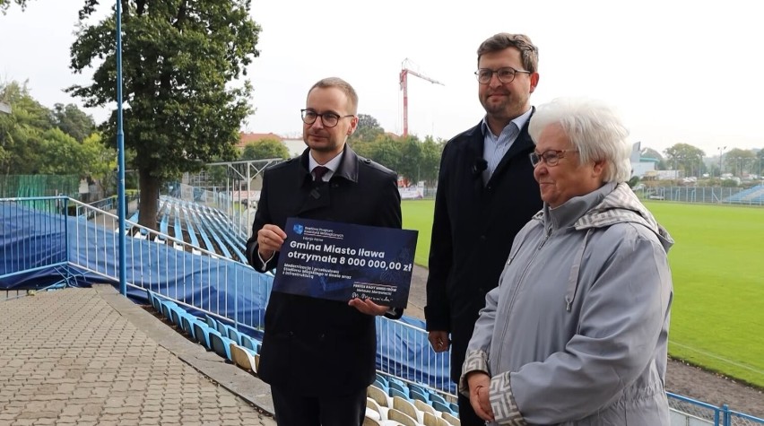 Iława: Bogusława Orzechowska i Andrzej Śliwka wręczyli promesę na modernizację stadionu