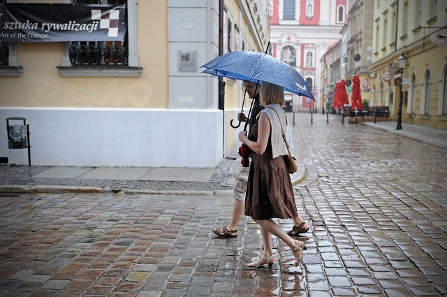 Rano na Starym Rynku tylko nieliczni zdecydowali się na spacery