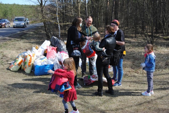 Leszy - Miłośnicy czystych lasów z Bełchatowa sprzątali lasy w miejscowości Słupia