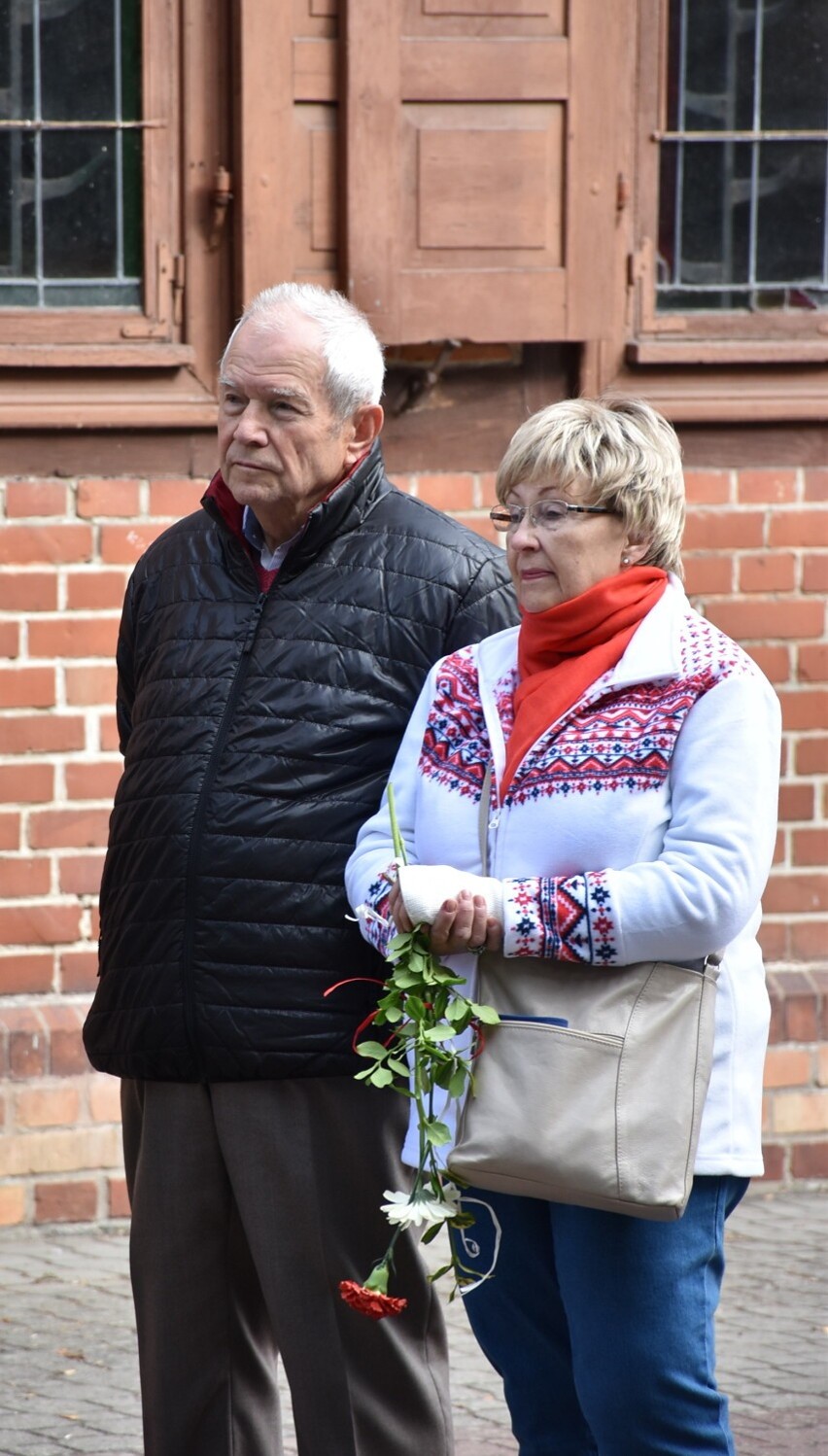 Malbork. Uroczystość w 83 rocznicę napaści ZSRR na Polskę. Kwiaty pod tablicą pamiątkową