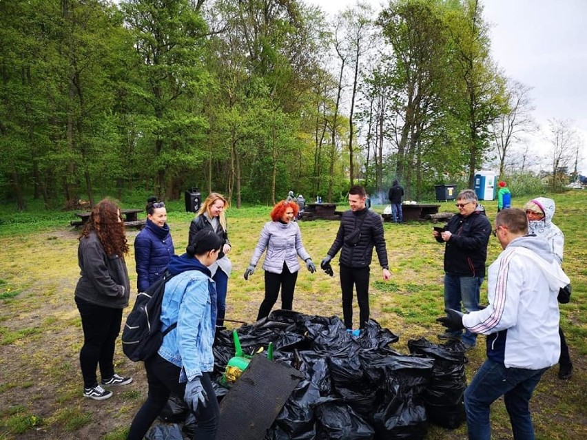 Posprzątali świnoujski park w ramach urodzinowego prezentu [ZDJĘCIA]