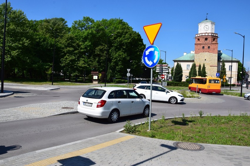 Dlaczego przy rondach w centrum Wielunia nadal nie namalowano przejść dla pieszych? Bo nowy asfalt może być zrywany 