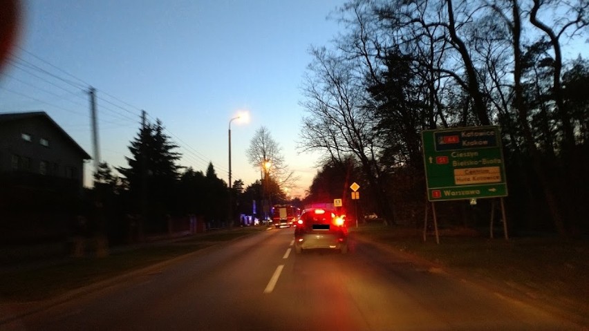 Wypadek z udziałem motocyklisty w Dąbrowie Górniczej. Jedna osoba trafiła do szpitala [ZDJĘCIA]