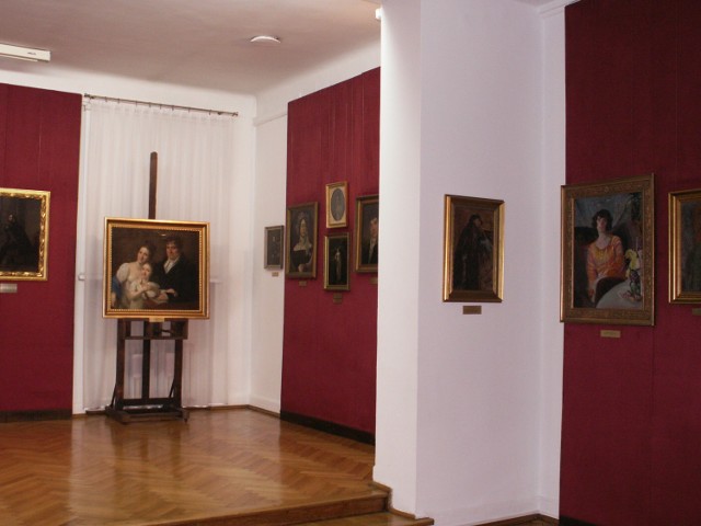 Zdjęcia ogólne fragmentu wystawy „Galeria portretu polskiego” z dwoma nowymi dziełami sztuki, z arch. MZKiD we W-ku