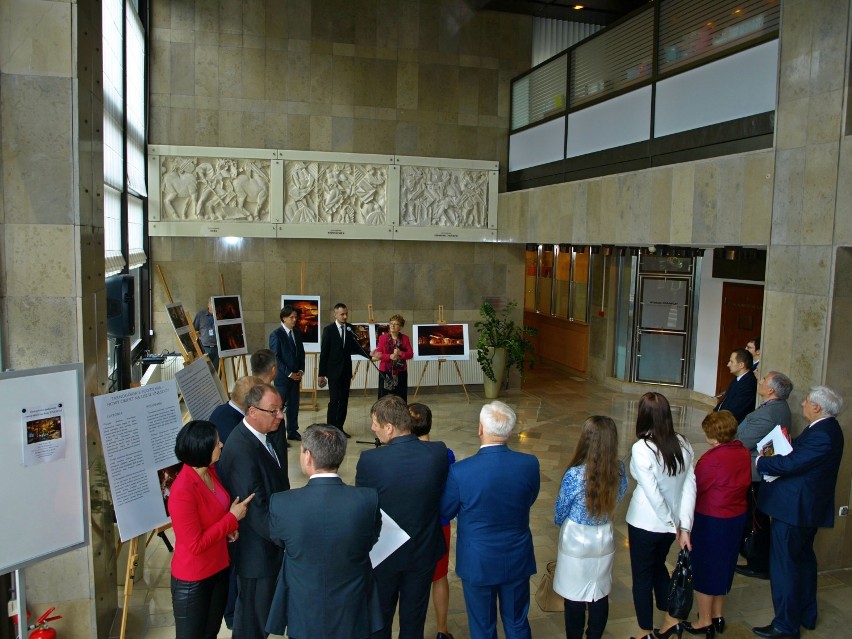 Wystawa poświęcona tarnogórskim podziemiom w gmachu Sejmu
