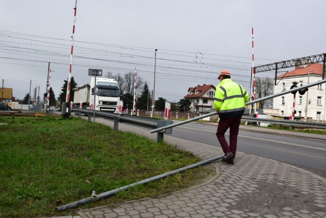 Od środy, 12 kwietnia ruszają prace na przejeździe kolejowo -  drogowym linii nr 25 przecinającego drogę krajową 77 ulicę  Trześniowską w Sandomierzu.