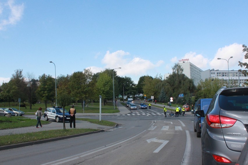 Kolizja w Jastrzębiu: Na skrzyżowaniu przy ul. Wrocławskiej zderzyła się osobówka z motorowerem
