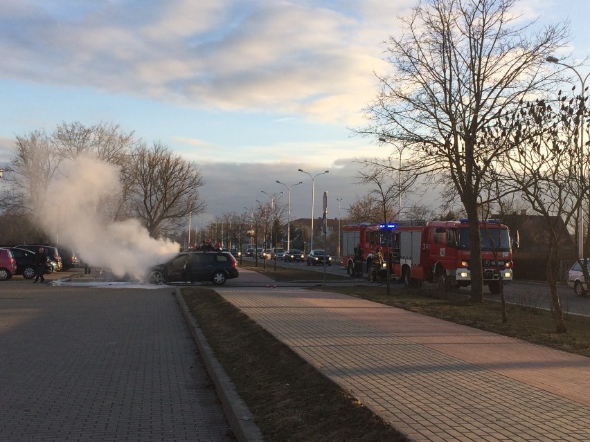 Samochód zaczął się palić na środku ulicy. Spłonął na parkingu